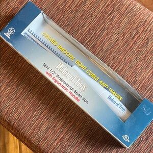 Helen Of Troy Mini 1/2 Inch Professional Hair Iron. 1/2" barrel for short hair.